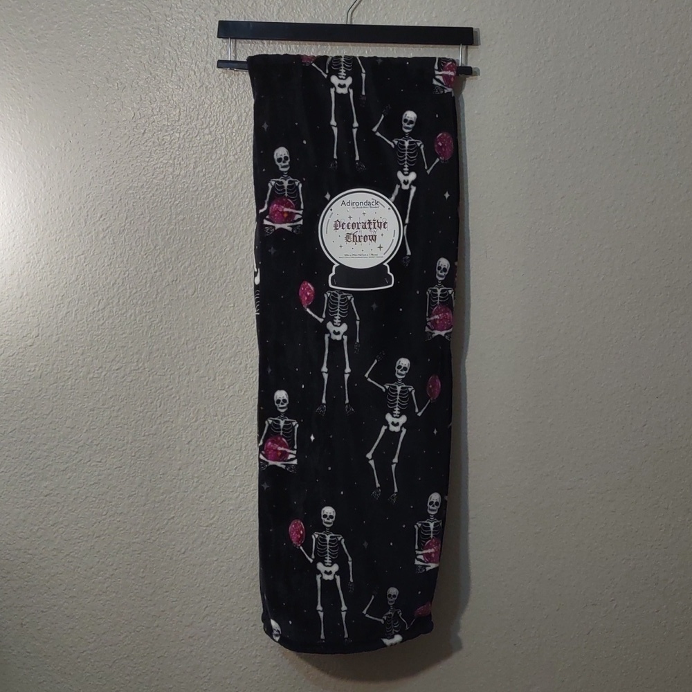 NWT ADIRONDACK SKELETON WITH CRYSTAL BALL DECORATIVE THROW 50X70 BLACK, PURPLE